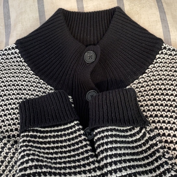 Banana Republic knit like sweater - Picture 2 of 5